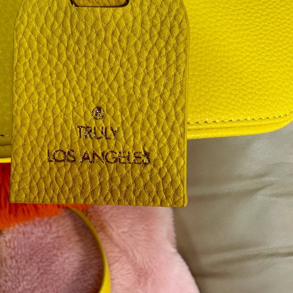 TRULY Beautiful Bright carrying case - Picture 5 of 15